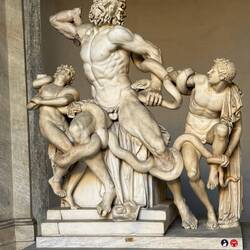 Das ist die Gruppe des Laokoon. Er wollte Troja schützen und wurde von Seeschlangen gewürgt.