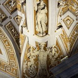 Der Mann stüzt die Frau. Ein Bildnis aus dem realen Leben.