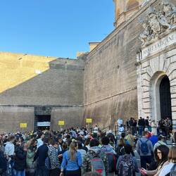 Hier gab's Blockabfertigung. Jeder hat sein Zeitfenster, dessen Einhaltung genau geprüft wurde.