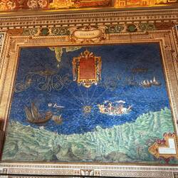 Ein Raum in dem riesige Landkarten-Gemälde hingen.