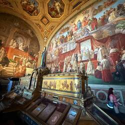 Ein ganzer Raum mit Gemälden zum Thema: Ausrufung des Dogmas der Jungfräulichkeit Marias.