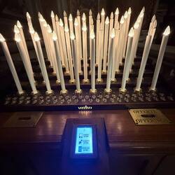 Das 21. Jahrhundert ist auch im Kerzen-Merchandising angekommen.