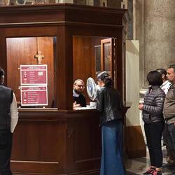 Kein Ablass-Kiosk, sondern ein Segnungs-Kiosk. Willst Du was segnen lassen? Geh hin! Kostenlos!