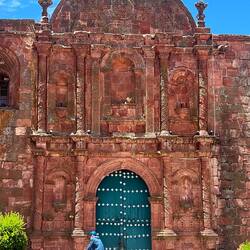 Ecclesia di Santiago Apostol in Pomata, from 1567, is superb,