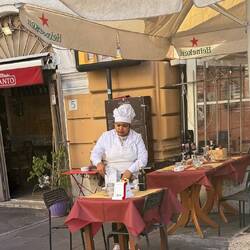 ...und auch die hart arbeitenden Heldinnen müssen mal Nahrung zu sich nehmen.