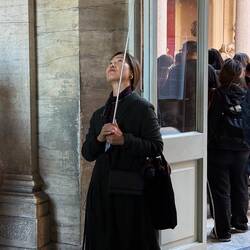 Stilleben: Führungsperson wartet auf Inspiration von oben