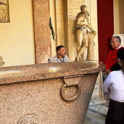 ...der war neben Führungsperson noch Badewannenverkäufer. Da standen viele von denen rum.