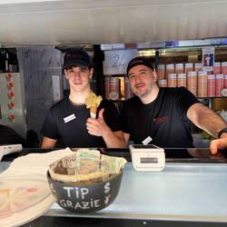 ...oder zwischen den dauerhaft klingelnden Kassen mal aufschauen und lächeln.