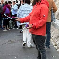 Der absolute Retter des Tages! Früher Rosenkranzverkäufer, heute Power Bank Dealer!