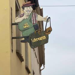 In Alzey gibt es viele schöne Schilder, die auf Wirtshäuser oder Geschäfte hinweisen