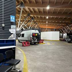 Ein riesiger Hangar voller Polizisten und Autos – und trotzdem weiss niemand, wie es hier läuft.