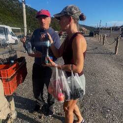 ..und ein Flascherl selbst produzierten Raki gibt's als Geschenk dazu🤪