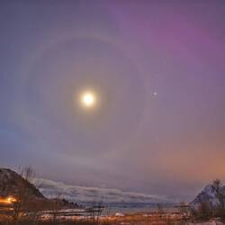 Mond Halo mit Aurora