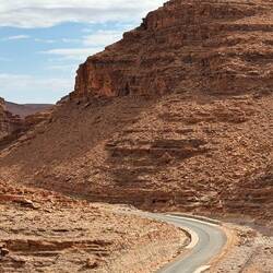 Von den Bergen geht's jetzt in die tiefe Schlucht
