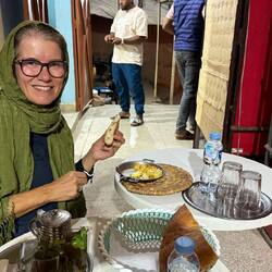 Durch die ungeplanten Offroad-Passagen wurde es dunkel - wir übernachten neben einer Bar im Ort