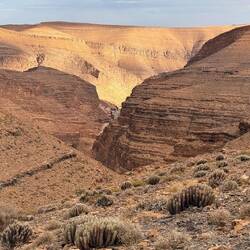 ... stehen wir vor dem nächsten Canyon 😮. Die R107 kurvt jetzt runter ...