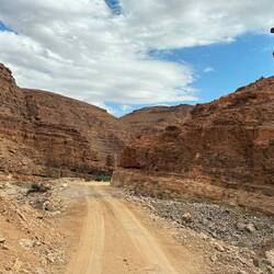 Die Straße ist schon sehr gut ausgebaut, Teilabschnitte sind noch nicht geteert
