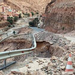 Auch hier hat die Flut einen riesen Schaden angerichtet - Straße weg, Palmen weg, Häuser zerstört