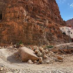 Ab jetzt geht's nur noch mit Eseln bis zum Dorf: Zerstörte Häuser, keine Straße ...
