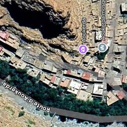 Google zeigt, wie das Dorf noch vor über einem Jahr ausgesehen hat - die Palmen sind weg 😢