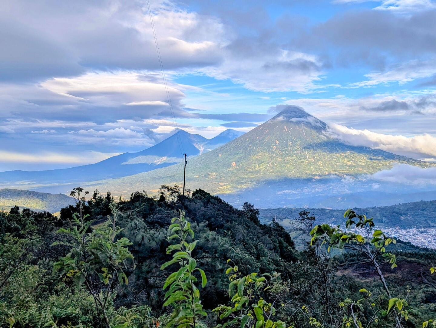 Blick ins Tal und drei Vulkane