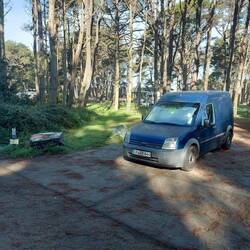 Am Holzpfosten kann man das Behindertenzeichen sehen. Alle anderen Plätze waren nicht betoniert.