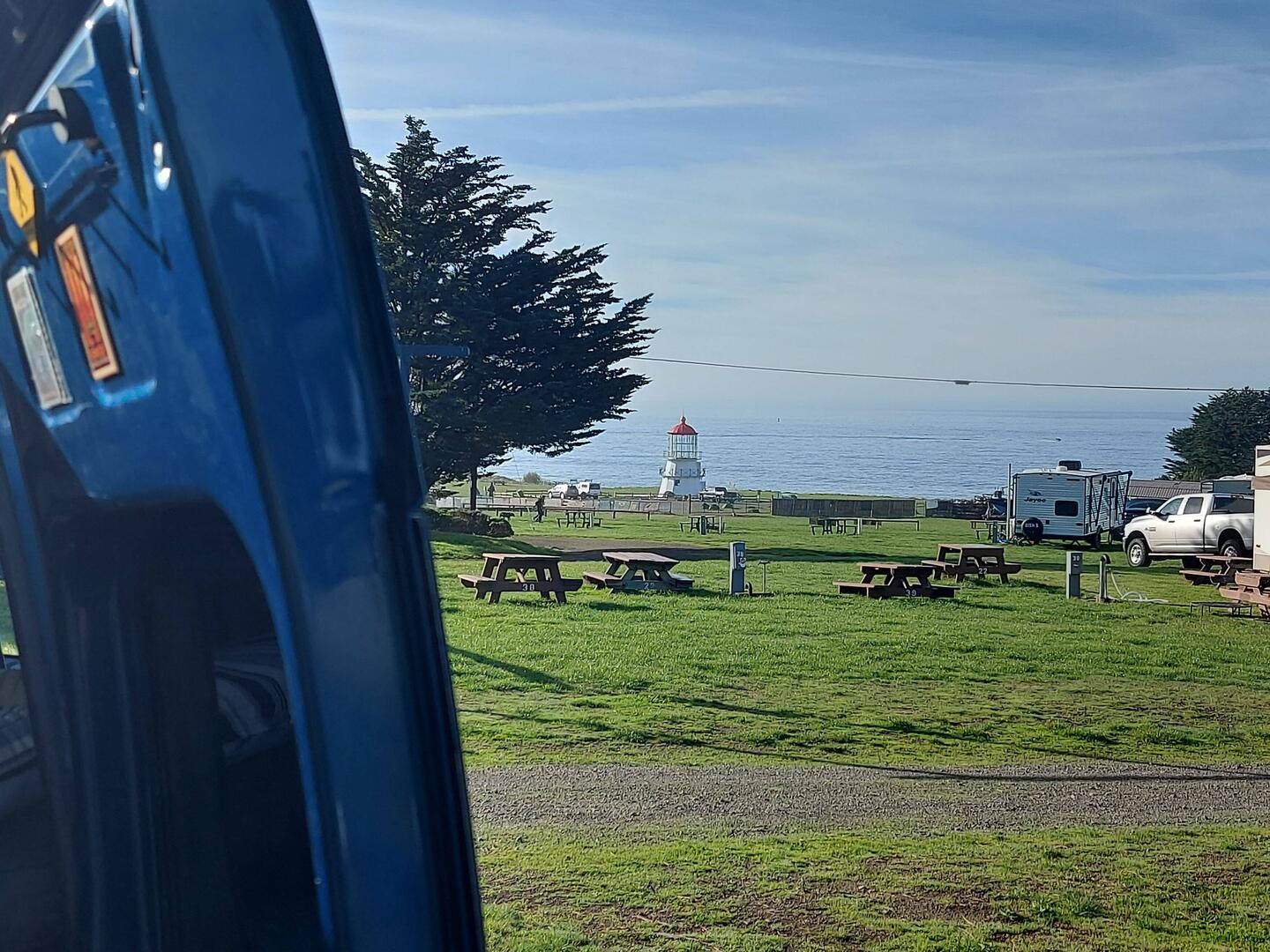 Der Blick am Morgen aufs Meer und den Leuchtturm.