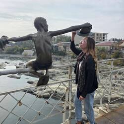 Hey, he stole my hat! (Picasso Boy sculpture)