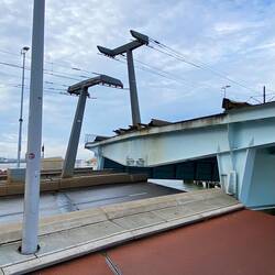 Getrennte Tramschiene und Fahrleitung