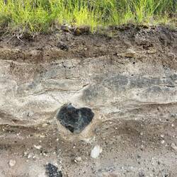 Alle gesteenten die uitgestoten werden door de vulkaan, basalt, kalksteen..