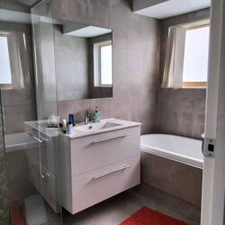 'Mijn eigen' badkamer. Luxe hoor, zeker na ( heel mooie) Free Camp plaatsen