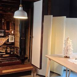 Im Ryokan: links Hausaltar für Buddha - rechts Aufbau für Shinto- Gottheiten - kein Widerspruch!