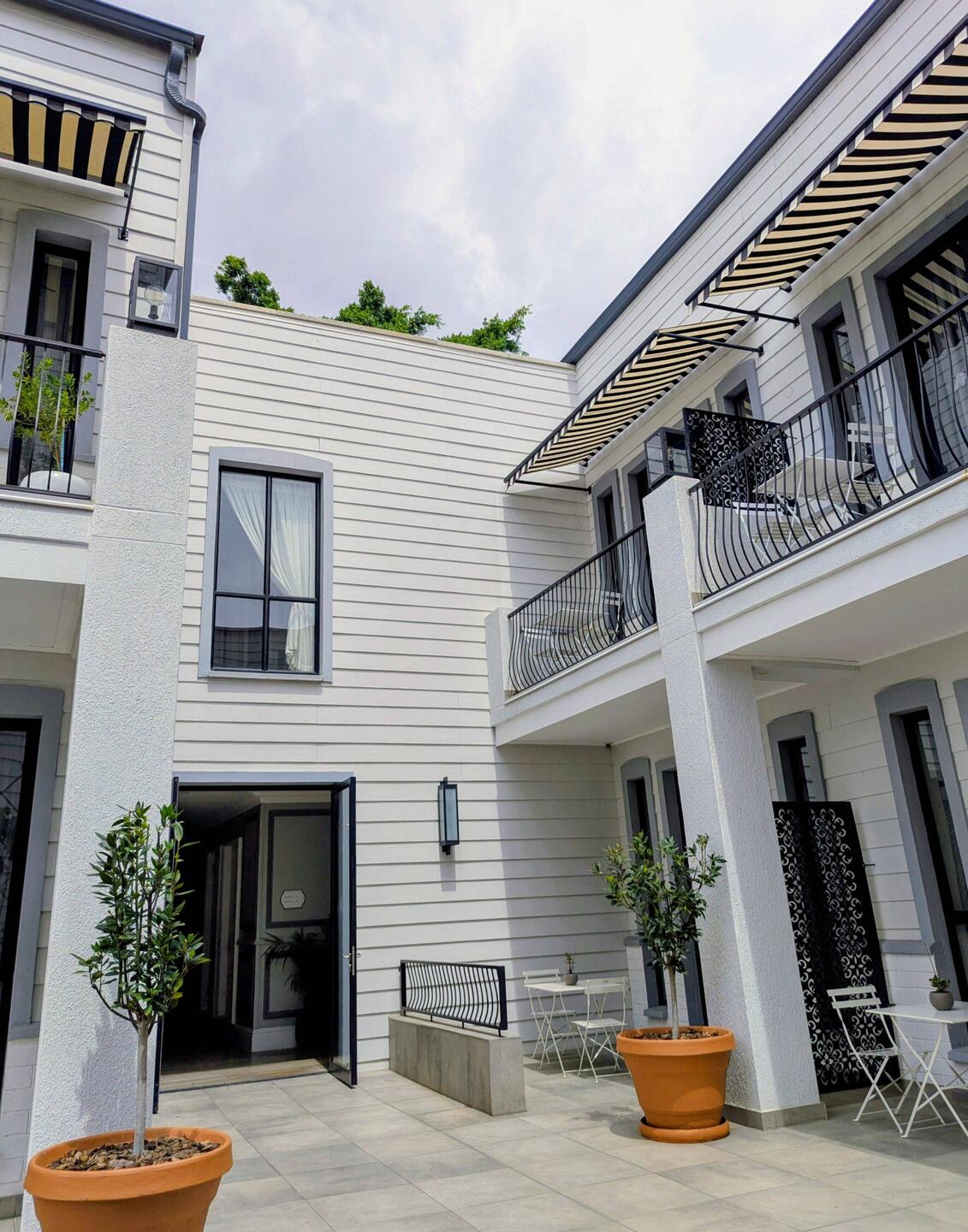 Seht euch den Himmel an, vielleicht tröstet's die Nicht-Mitgereisten, dass es auch hier nieselig ist