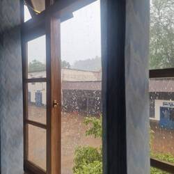 Und draußen prasselt der Regen