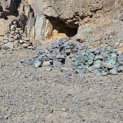 .....and suddenly we were standing in front of an abandoned copper mine, with copper ore everywhere