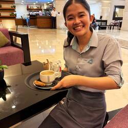 Rhea, die überaus freundliche Dame von Bar und Café