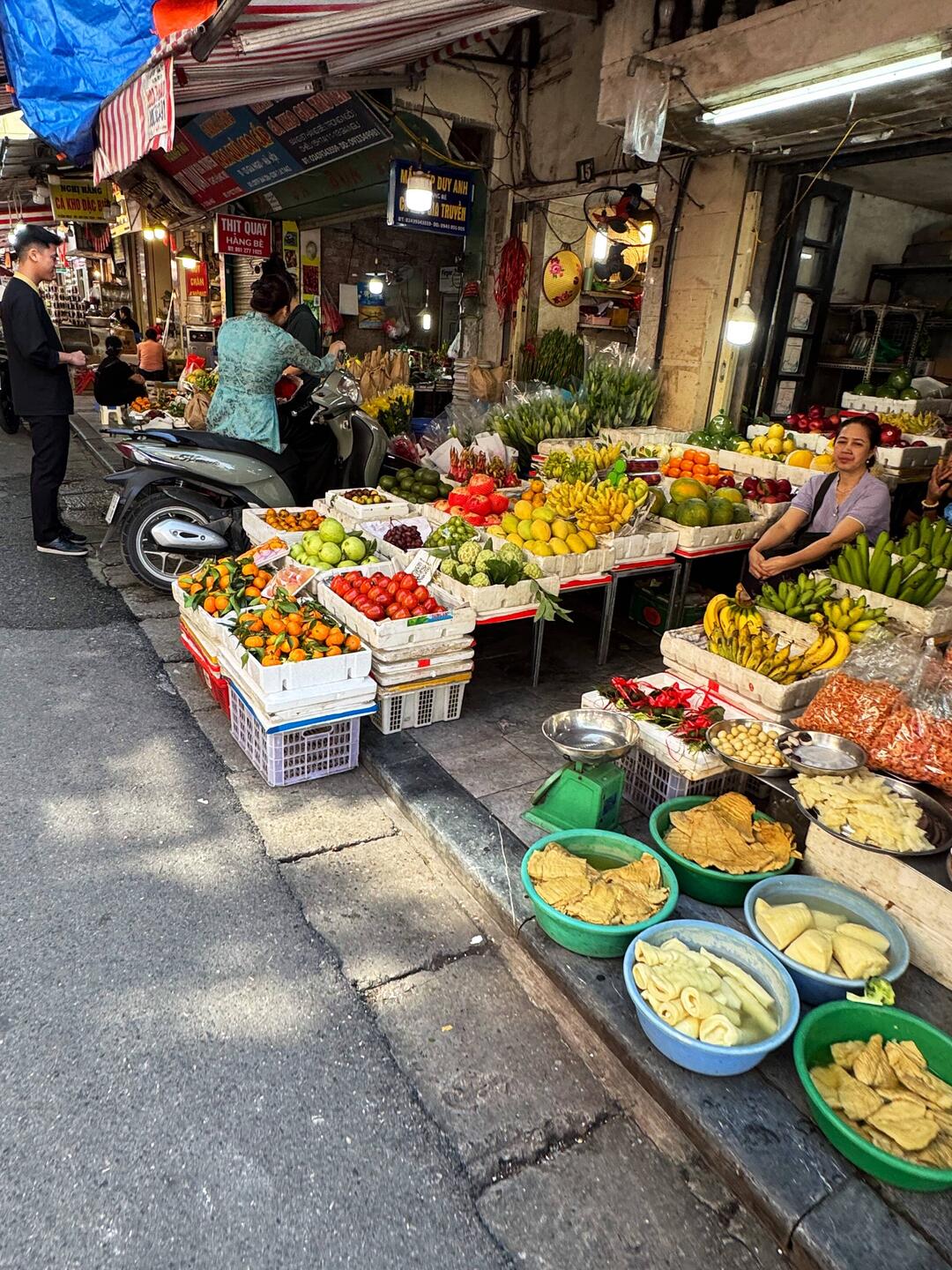 Schlendern durch die Gassen vor der Bustour. Überall sind solche kleinen Stände zu finden.