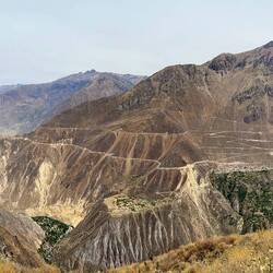 Mehr als 1000m steile Felsen