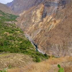 Und dann quer über den Hang bis zur Brücke über den Fluss