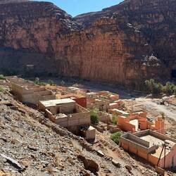 Wir machen uns auf den Rückweg, wandern wieder ins Dorf