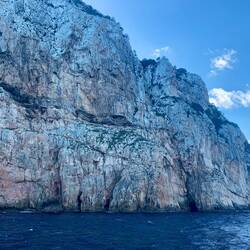 Wir halten uns dicht unter der Küste..