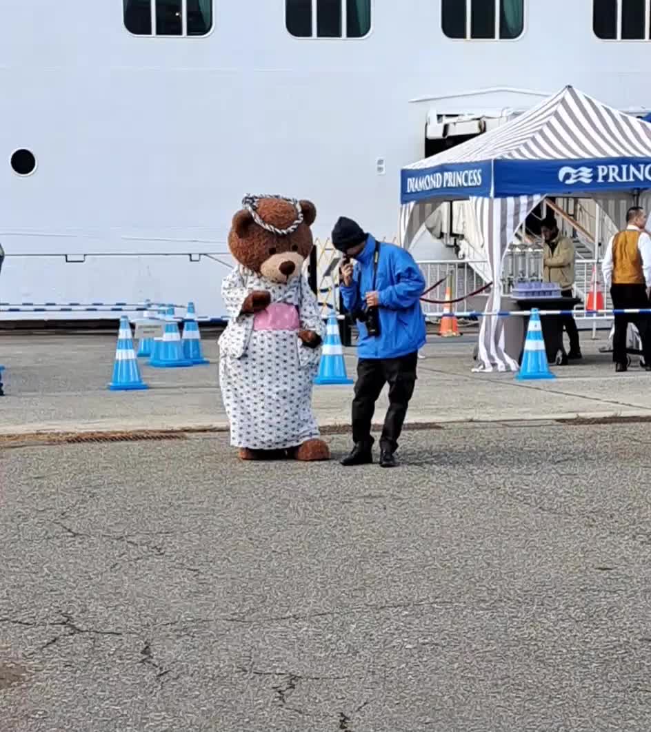 Just happened to notice these two having a little fun w/o an intentional audience.