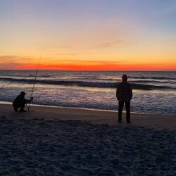 Zum Sonnenaufgang und Angeln