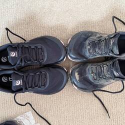 Alte und neue Schuhe. Die neuen waren bei Denis