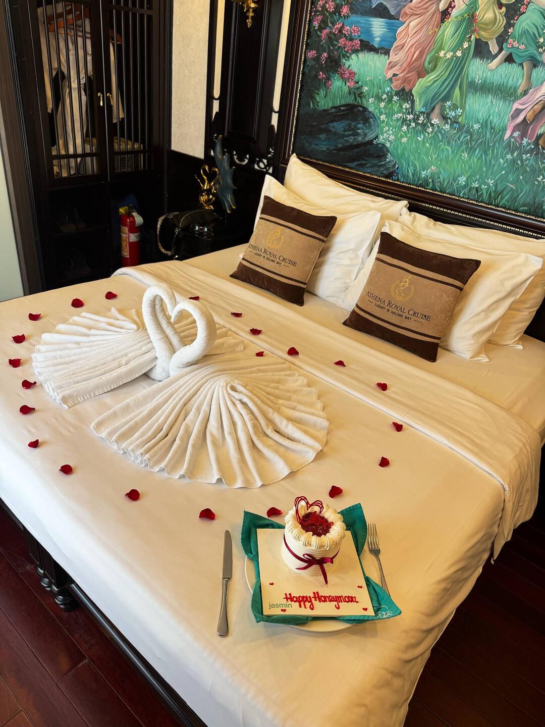 Halong Honeymoon Suite 🤪🤭
