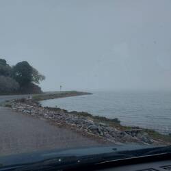 Ein Stück am Meer total nebelig.