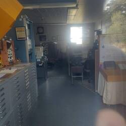 Durch die Glastür gespickt.