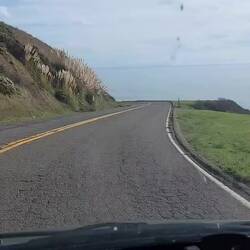 Berg- und Talbahn am Meer.