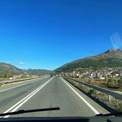 ..wir bewegen uns erst mal weg von der Küste..