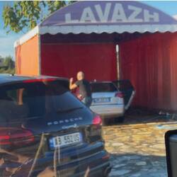 Lavaz = Autowäsche in Albanien fast in jeder Straße..